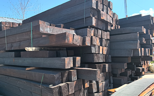 油浸枕木批量发往客户，助力工程建设提速